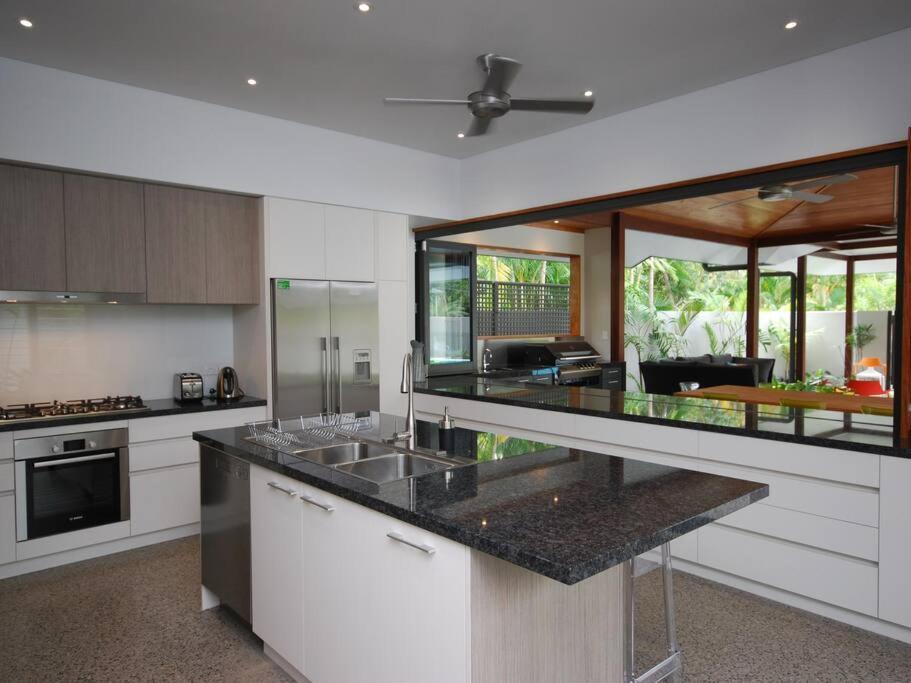 11 Sand - Luxury 5 Bedroom Home Across From The Beach Port Douglas Exterior photo